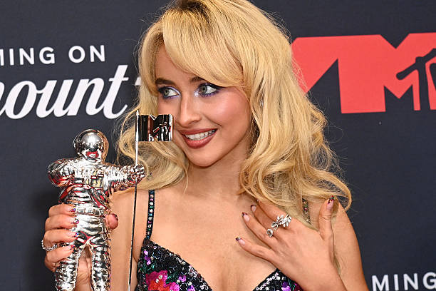 Sabrina Carpenter, winner of the “Best Album” award for "Short n' Sweet" poses in the press room during the 2025 MTV Video Music Awards at UBS Arena on September 07, 2025 in Elmont, New York. — frame 54/64 (612×408)