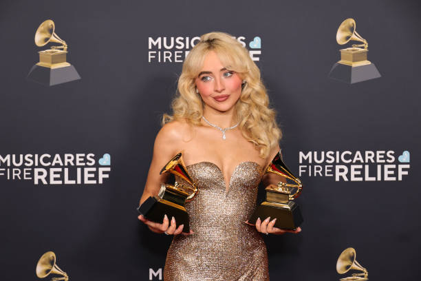 Sabrina Carpenter, winner of the Best Pop Vocal Album and Best Pop Solo Performance for “Espresso”, poses in the press room during the 67th Annual GRAMMY Awards at Crypto.com Arena on February 02, 2025 in Los Angeles, California. — frame 17/17 (612×408)