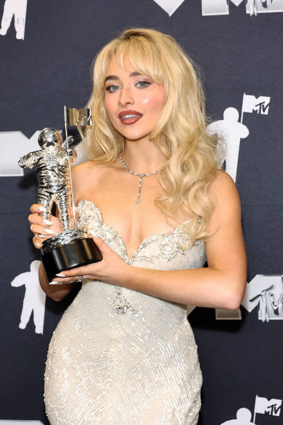 Sabrina Carpenter, winner of the Song of the Year award for "Espresso,” poses in the press room during the 2024 MTV Video Music Awards at UBS Arena on September 11, 2024 in Elmont, New York. — frame 20/26 (408×612)