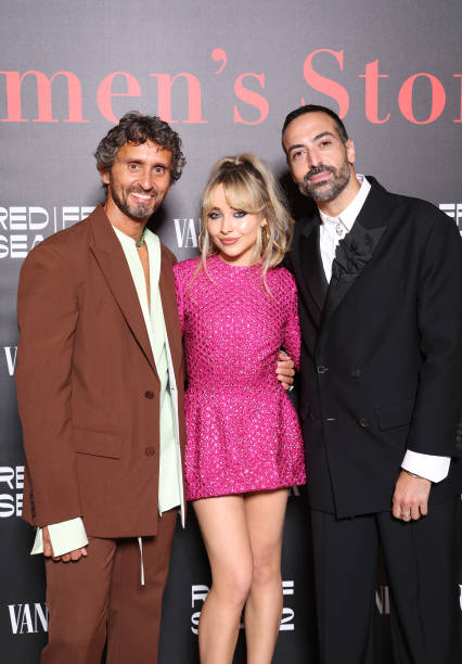 Simone Marchetti, Sabrina Carpenter and Mohammed Al Turki attends the Women's Stories gala night hosted by Vanity Fair and The Red Sea International Film Festival during the 79th Venice International Film Festival on September 02, 2022 in Venice, Italy. — frame 8/8 (426×612)