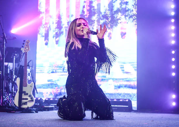 Singer Sabrina Carpenter Performs on the Singular (612×436)