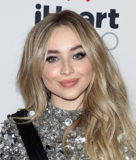 Singer Sabrina Carpenter poses in the press room during Z100's Jingle Ball 2018 at Madison Square Garden on December 7, 2018 in New York City. (521×612)