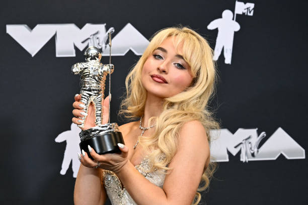 Singer Sabrina Carpenter poses in the pressroom with the Song of the Year award for "Espresso," during the MTV Video Music Awards at UBS Arena in Elmont, New York, on September 11, 2024. — frame 13/26 (612×408)