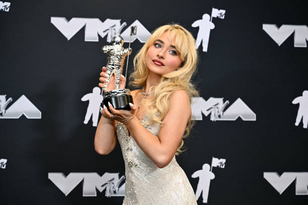 Singer Sabrina Carpenter poses in the pressroom with the Song of the Year award for "Espresso," during the MTV Video Music Awards at UBS Arena in Elmont, New York, on September 11, 2024. — frame 17/26 (612×408)