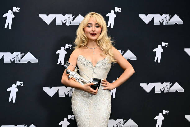 Singer Sabrina Carpenter poses in the pressroom with the Song of the Year award for "Espresso," during the MTV Video Music Awards at UBS Arena in Elmont, New York, on September 11, 2024. — frame 14/26 (612×408)
