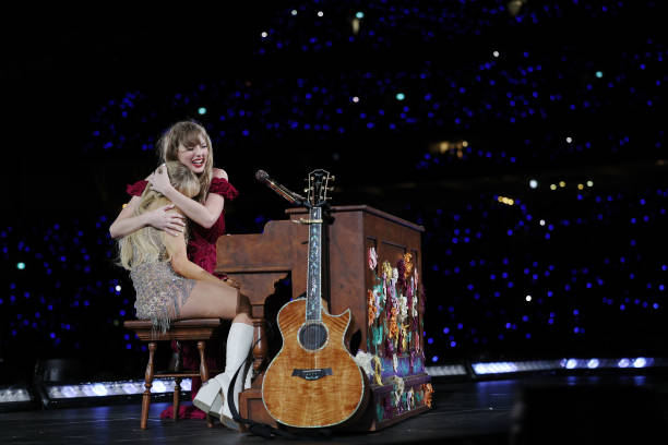 Taylor Swift Performs