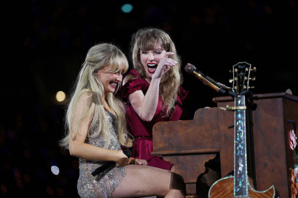 Taylor Swift Performs (612×408)