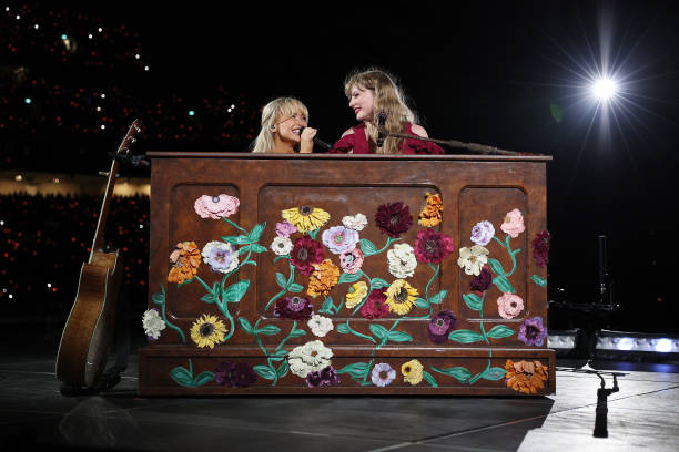 Taylor Swift Performs