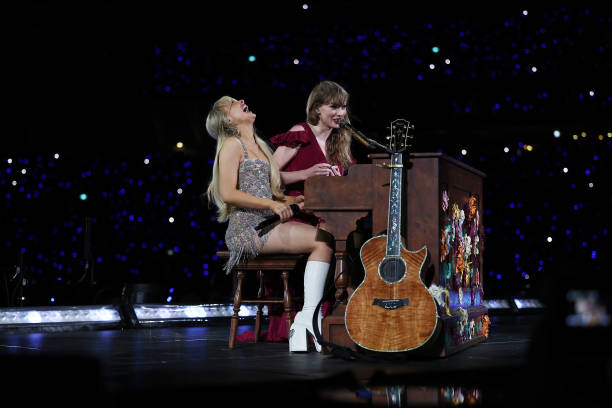 Taylor Swift Performs