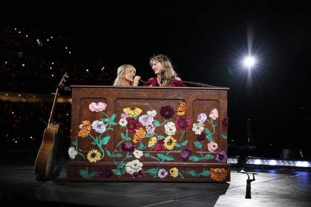 Taylor Swift Performs